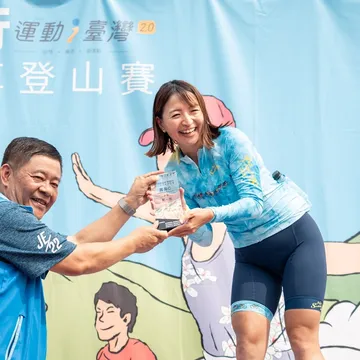 ヒルクライム大会で表彰を受けるBEKI