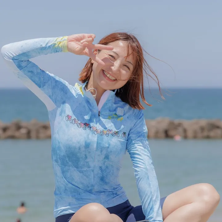海辺で笑顔を見せるBEKI
